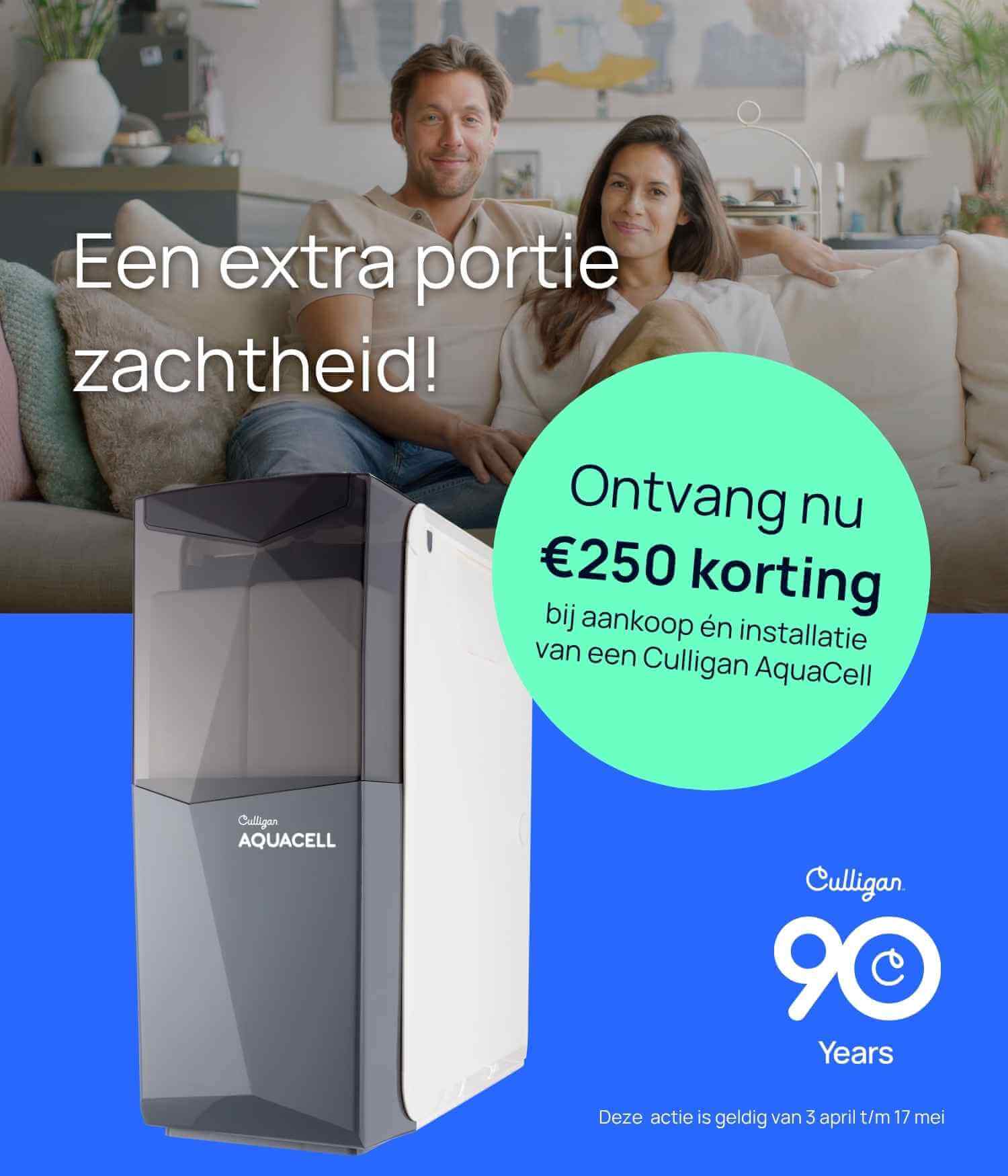 Man en vrouw op de bank genieten van zacht water van Culligan AquaCell - jubileumactie campagnebeeld