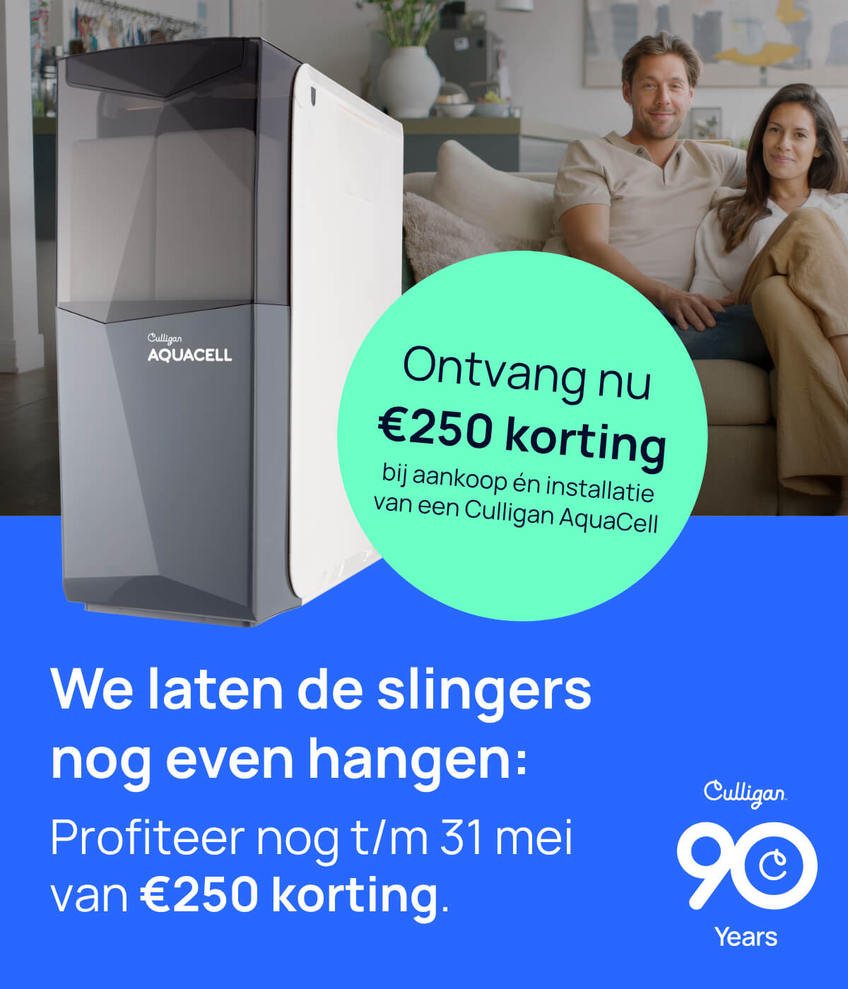 Man en vrouw op de bank genieten van zacht water van Culligan AquaCell - jubileumactie campagnebeeld