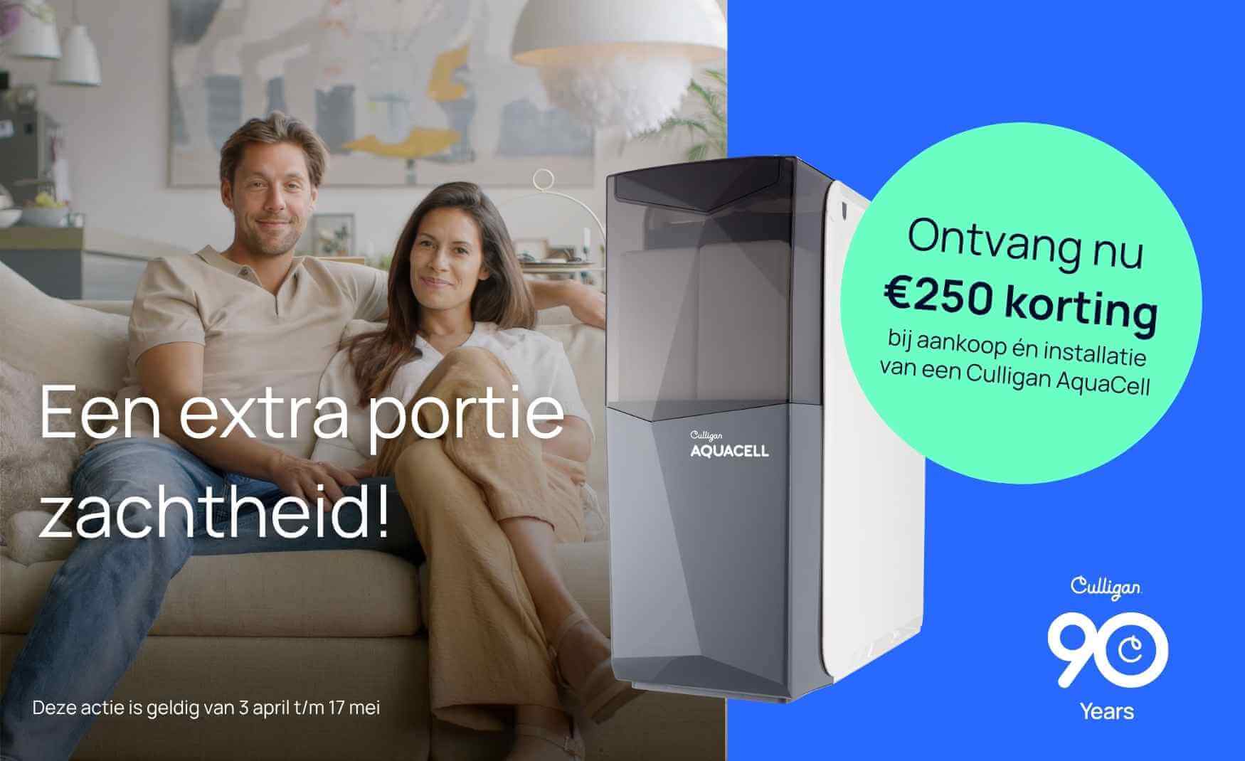 Man en vrouw op de bank genieten van zacht water van Culligan AquaCell - jubileumactie campagnebeeld