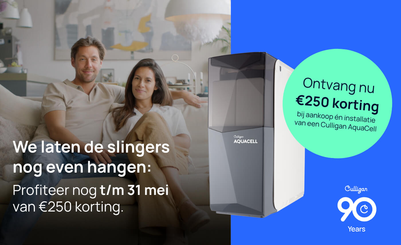 Man en vrouw op de bank genieten van zacht water van Culligan AquaCell - jubileumactie campagnebeeld